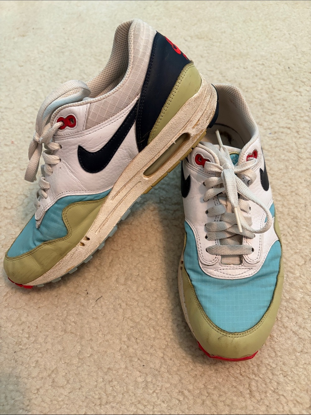 Women’s Nike Air Low Top Sneakers in White, Blue, Olive & Navy size 9